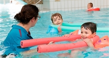 Apprentissage de la natation à Center Parcs Les Trois Forêts